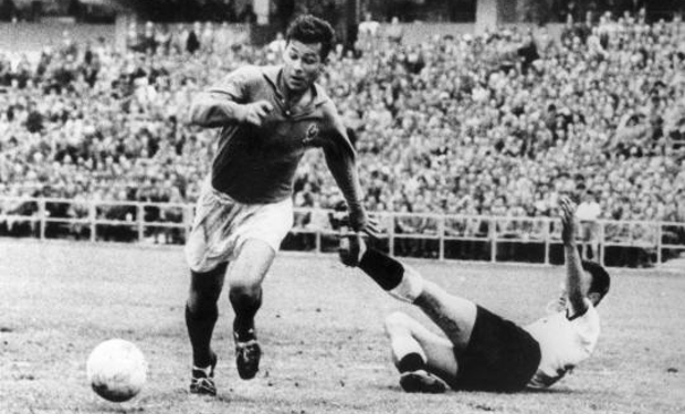 Just Fontaine jouant pour la France lors de la Coupe du Monde de la FIFA 1958